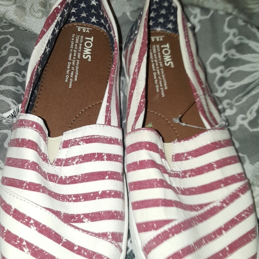Toms slip on
